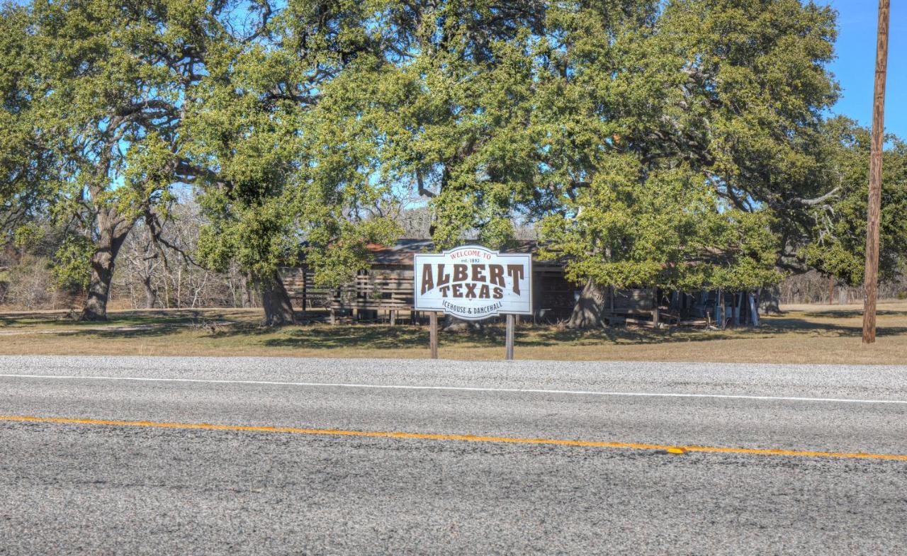 Luxury Cabin-Right Across From Albert Dance Hall! Villa Stonewall Exterior photo